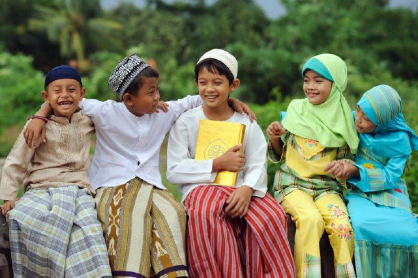 Anak-anak tersenyum